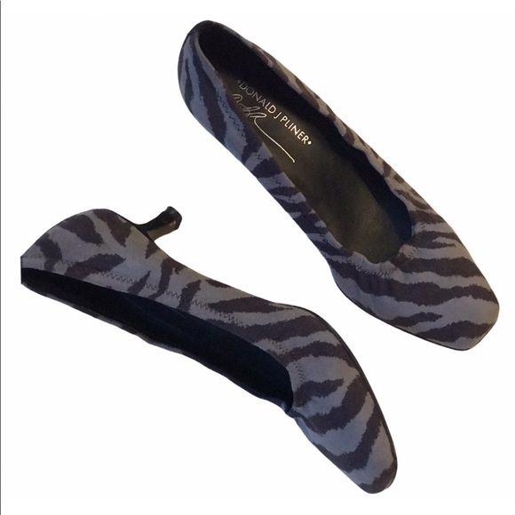 DONALD J PLINER SEANA KITTEN HEEL PUMPS - Picture 2 of 9